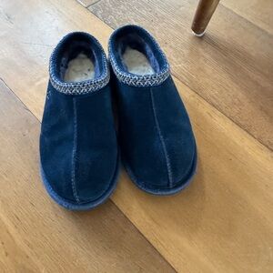 Boys Ugg slippers size 3